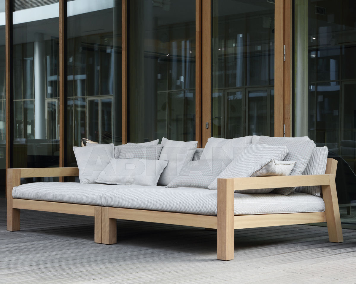 диван для террасы из дерева с подушками