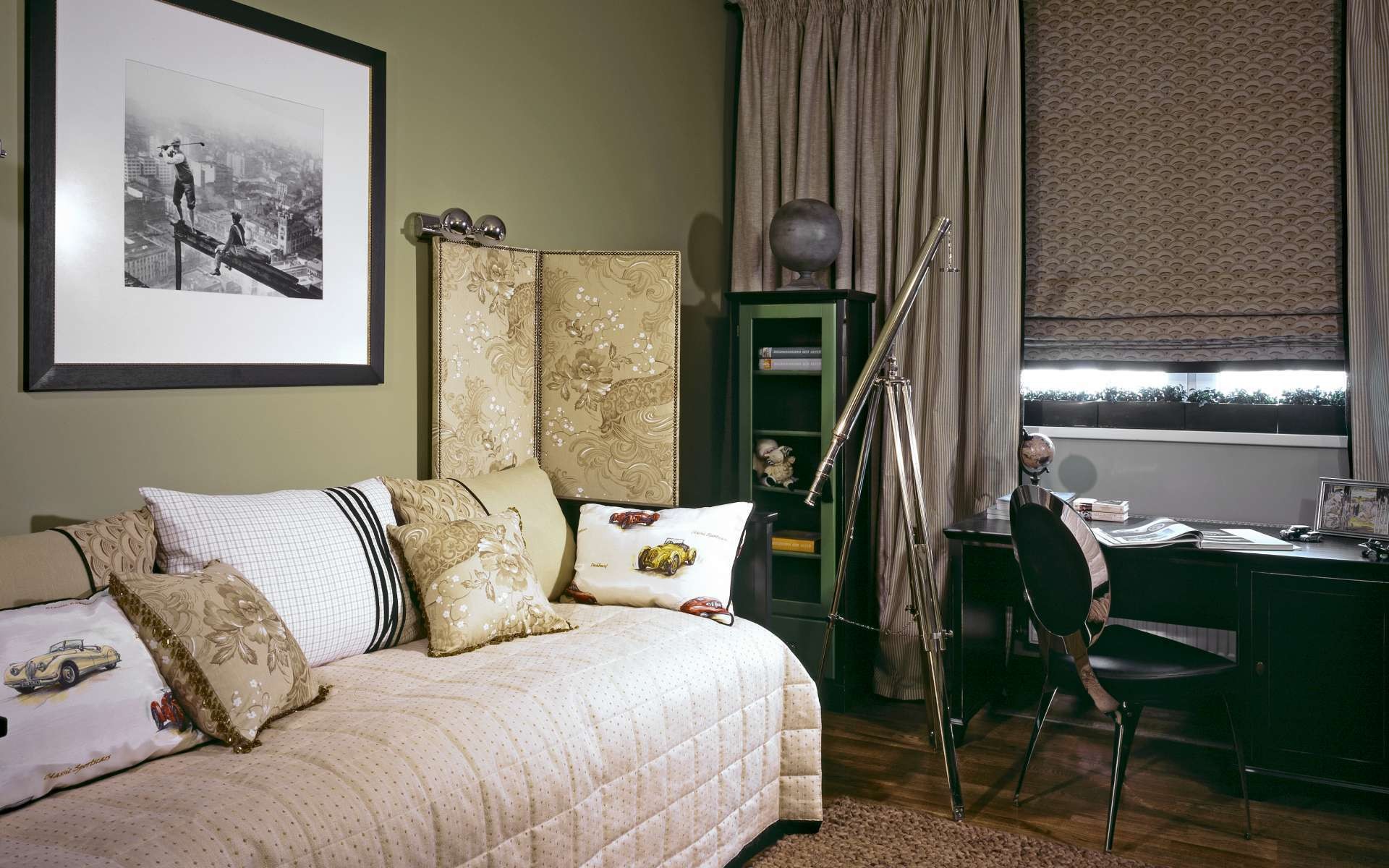 Хаки в интерьере. Спальня в оливковых тонах. Комната в оливковых тонах. Оливковый цвет стен в интерьере. Оливковые шторы в спальне.