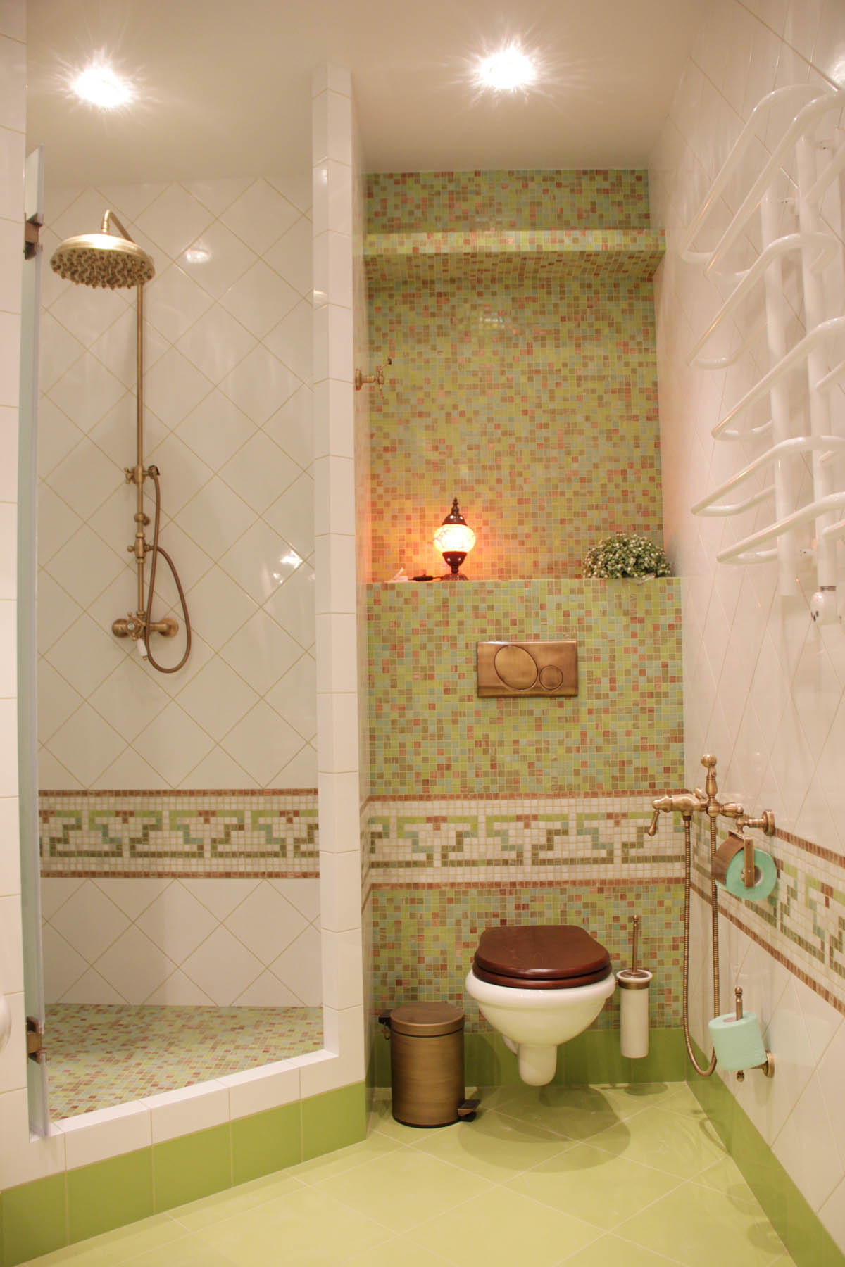 Декор ванной комнаты с кабинкой плиткой душевой